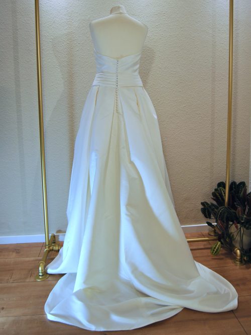 Ansicht hinten: Brautkleid von Luna Novias in Größe 38