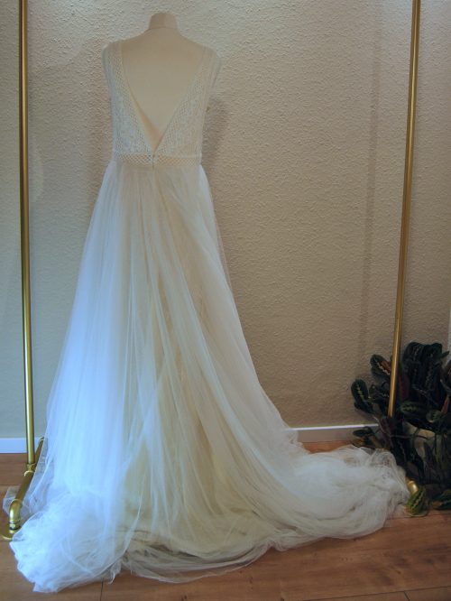 Ansicht hinten: Brautkleid von ALMA in Größe 40