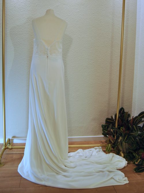 Ansicht hinten: Brautkleid von ALMA in Größe 42