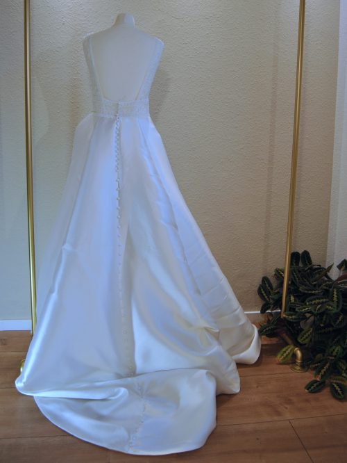 Ansicht hinten: Brautkleid von Enzoani in Größe 38