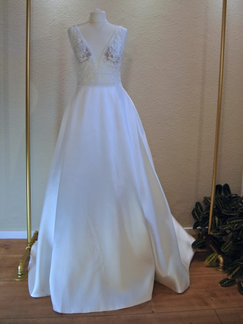 Ansicht vorne: Brautkleid von Enzoani in Größe 38